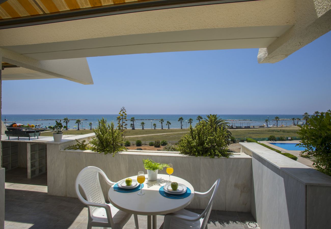 Apartment in Larnaca - Lordos Sunshore Beachfront Suite