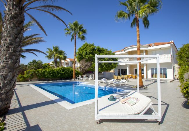 Villa in Larnaca - Sunset Beachfront Villa Meneou