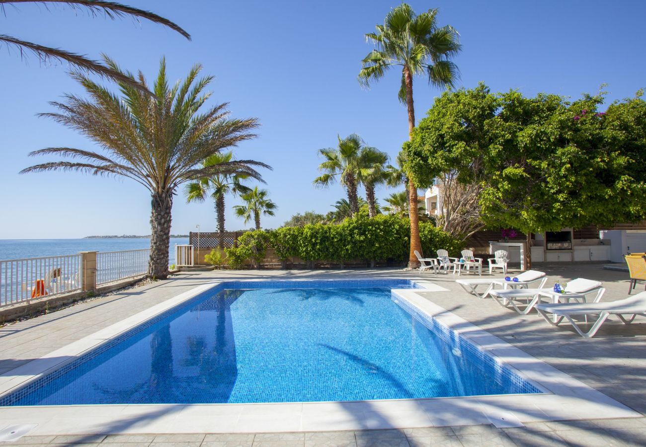 Villa in Larnaca - Meneou Sunset Beachfront Villa