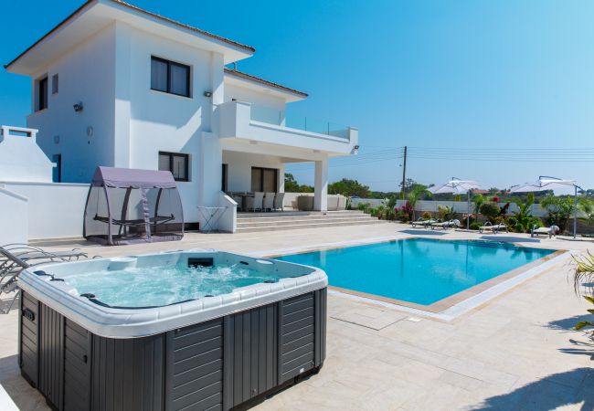 Villa/Dettached house in Ayia Napa - Villa Andreana With Hot Tub and Sauna