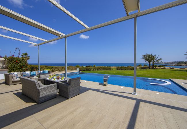 Villa/Dettached house in Protaras - Protaras Fig Tree Bay Seafront Villa Infinite Aretousa