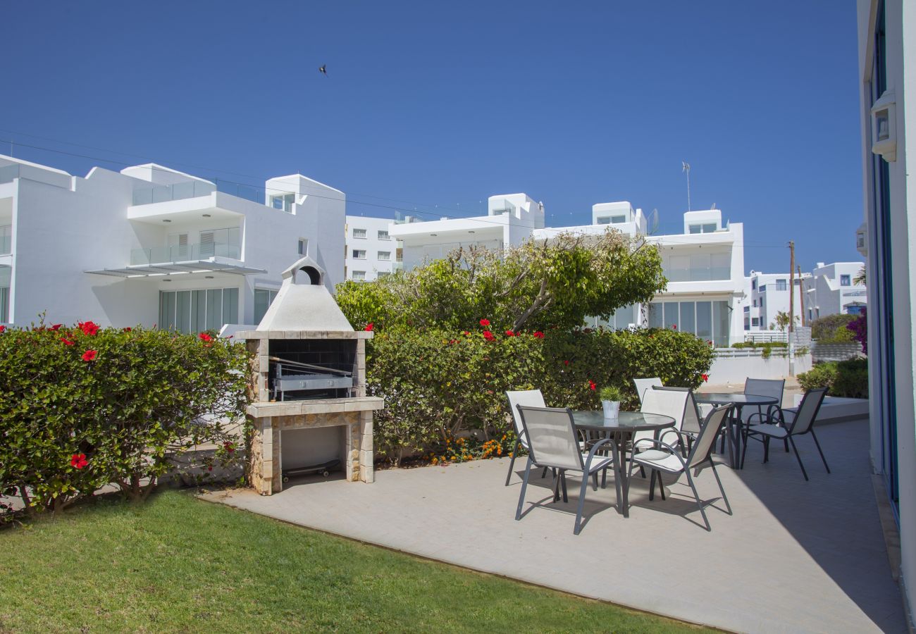 Villa in Protaras - Protaras Fig Tree Bay Seafront Villa Infinite Aretousa
