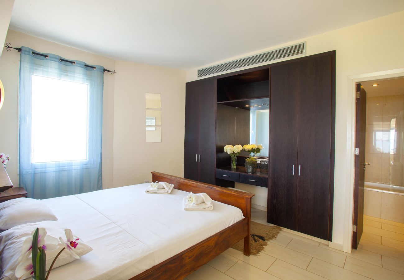 Villa in Protaras - Protaras Fig Tree Bay Seafront Villa Infinite Aretousa