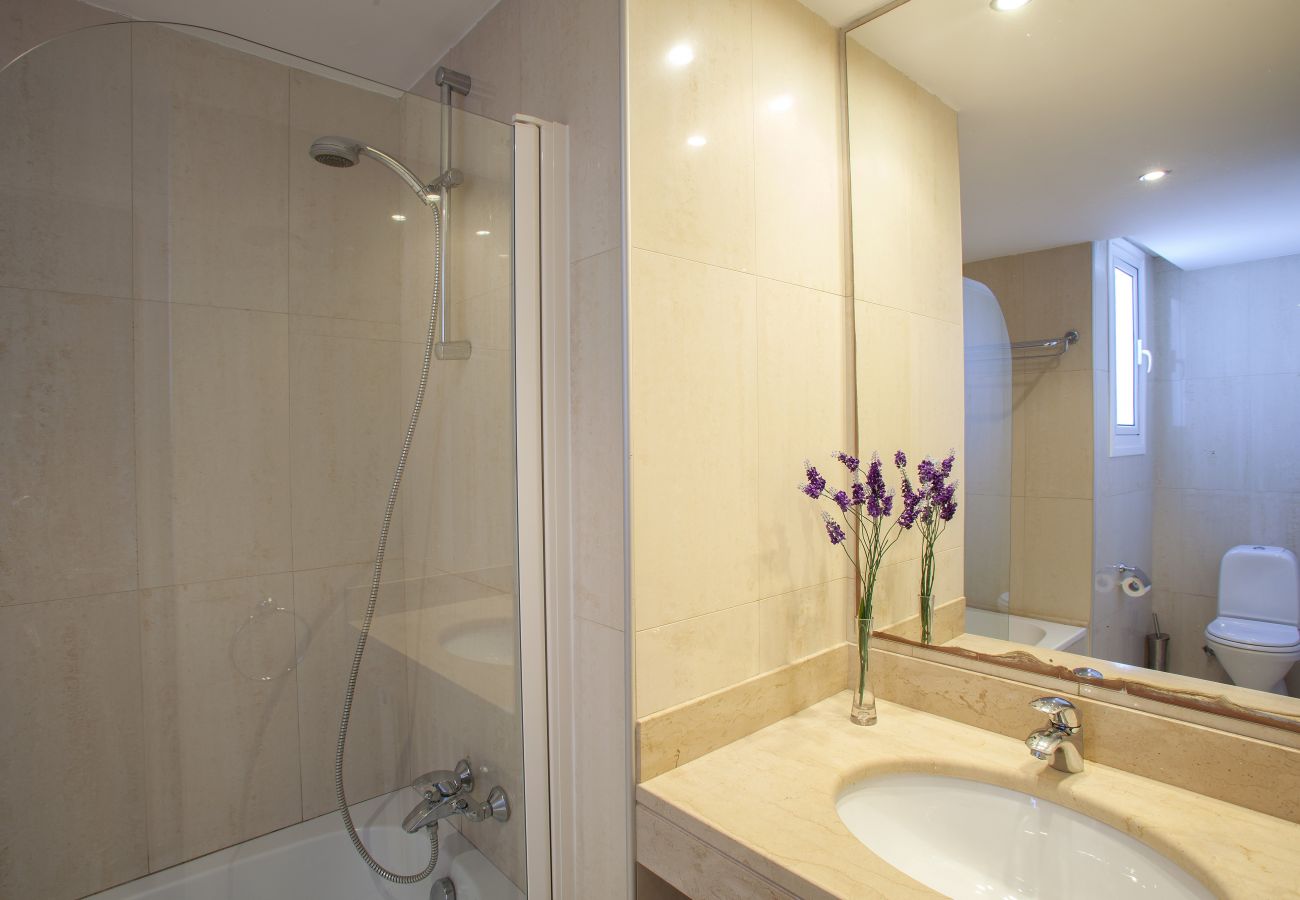 Villa in Protaras - Protaras Fig Tree Bay Seafront Villa Infinite Aretousa