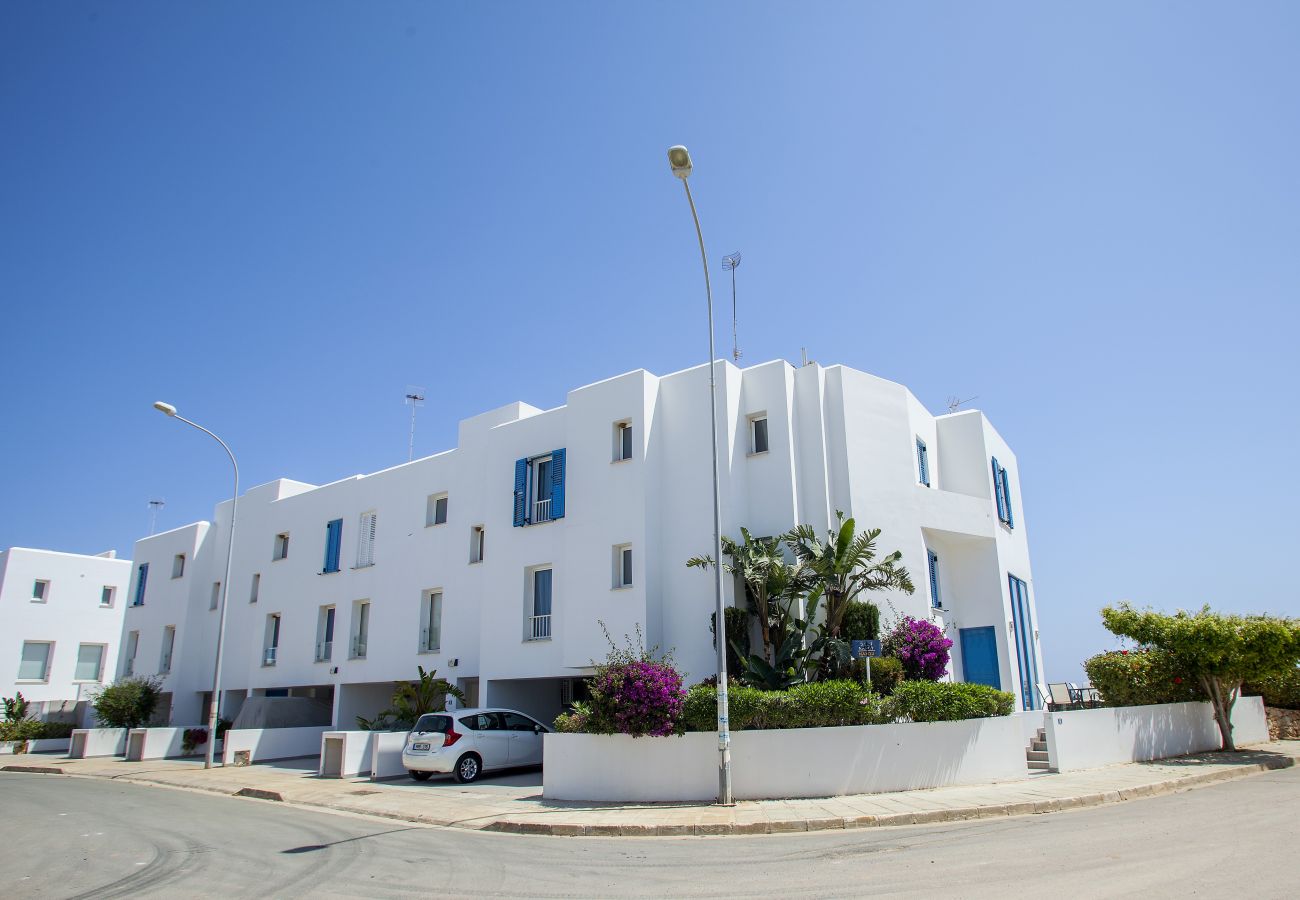 Villa in Protaras - Protaras Fig Tree Bay Seafront Villa Infinite Aretousa