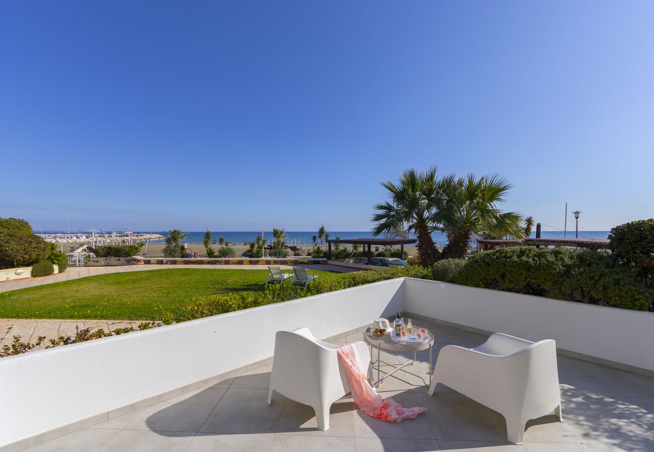 Apartment in Larnaca - Mackenzie Castella Beachfront Suite