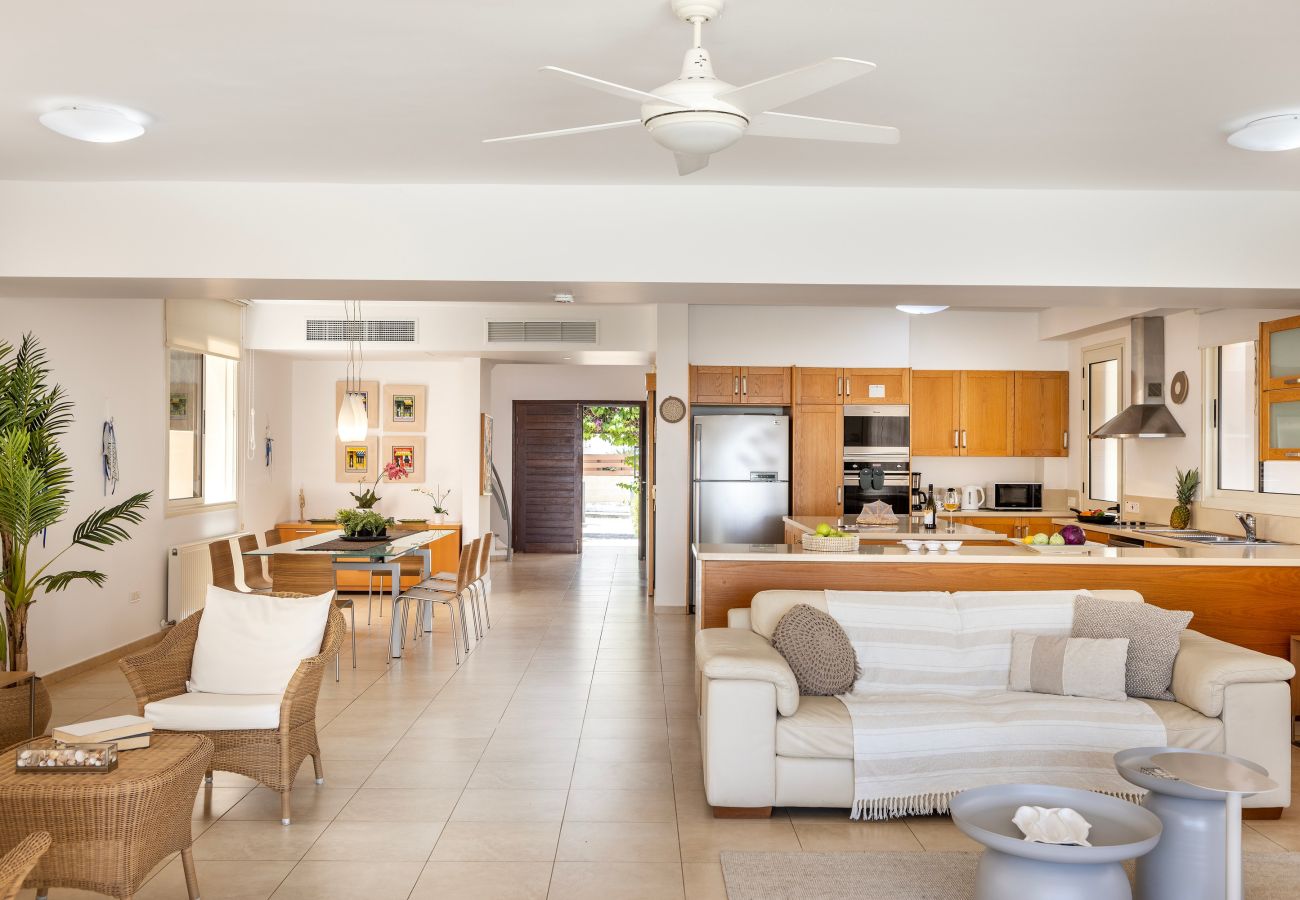 Villa in Protaras - Protaras Beachfront Villa Pietra