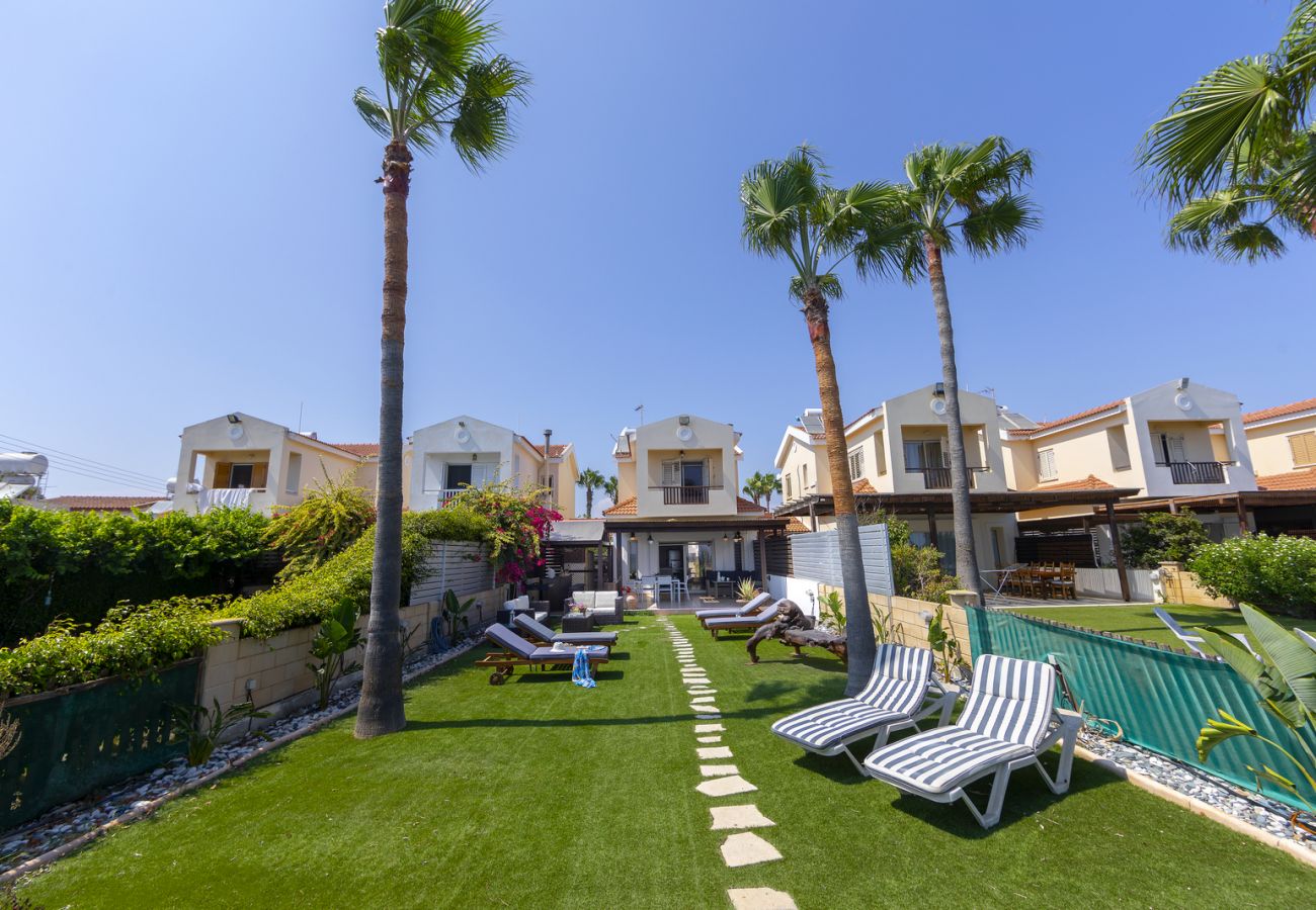 Villa/Dettached house in Larnaca - Beachfront Villa Meneou