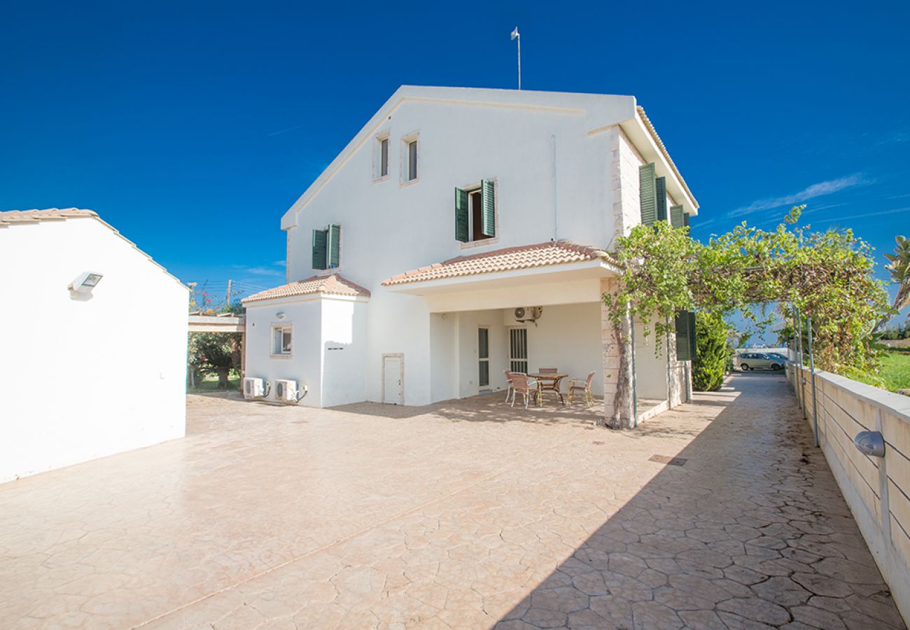 Villa/Dettached house in Protaras - Traditional 5 bedroom villa on a large plot