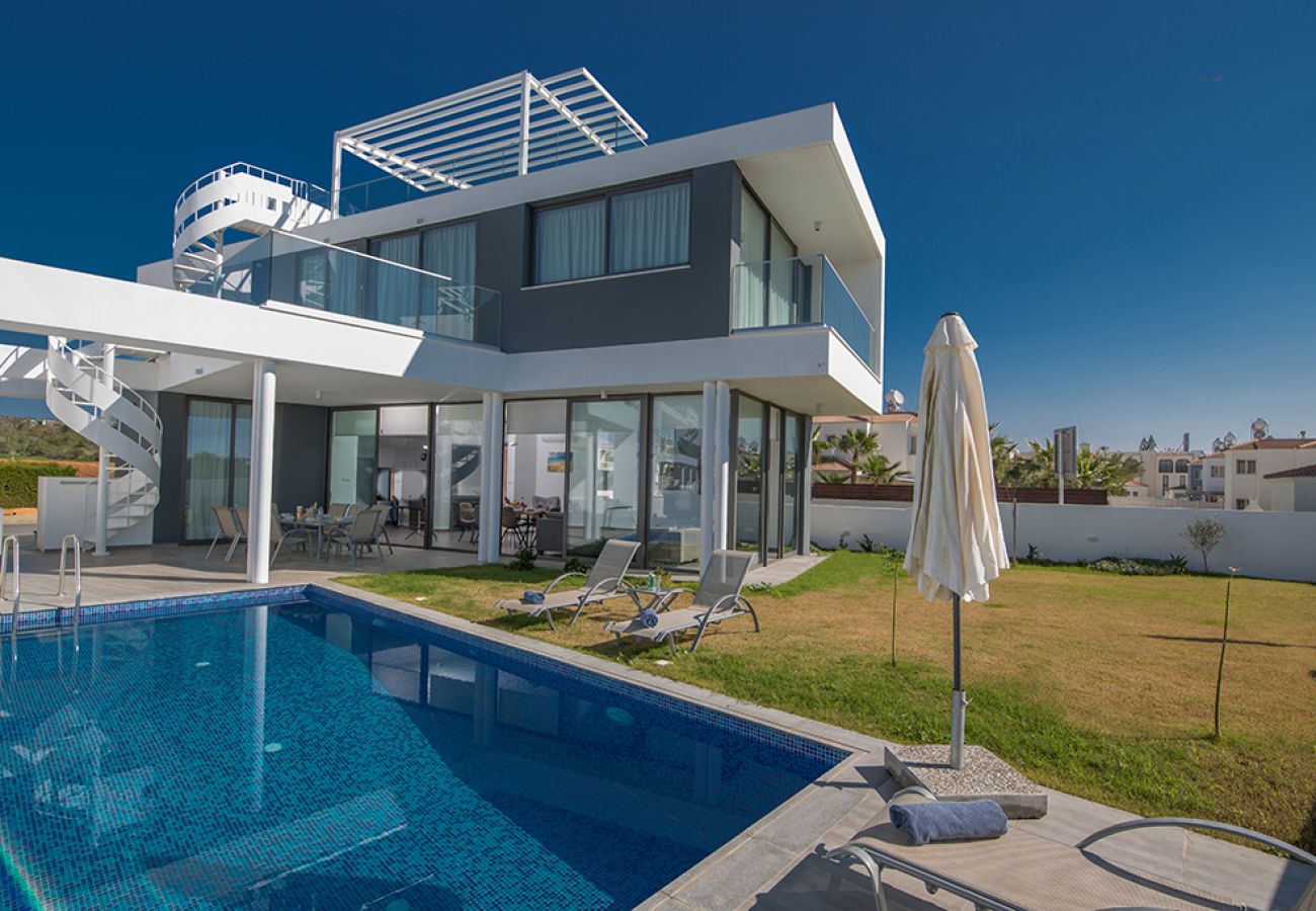 Villa/Dettached house in Ayia Napa - Modern 4 Bed Villa Minutes Walk From Nissi Beach