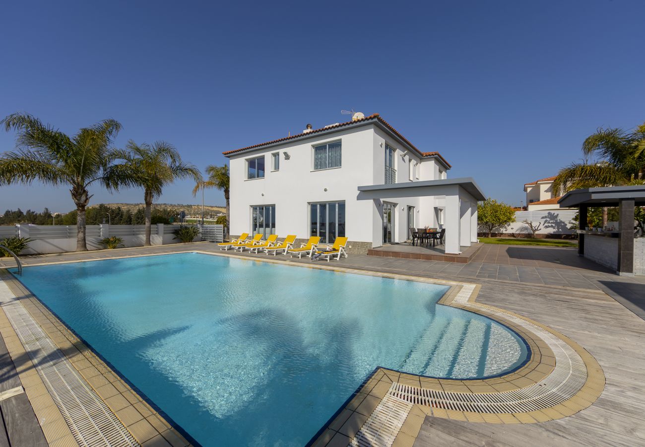 Villa/Dettached house in Larnaca - Magnificent 4 bedroom villa on a large plot in Oroklini Larnaca