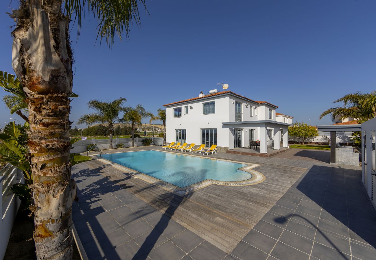 Villa/Dettached house in Larnaca - Magnificent 4 bedroom villa on a large plot in Oroklini Larnaca