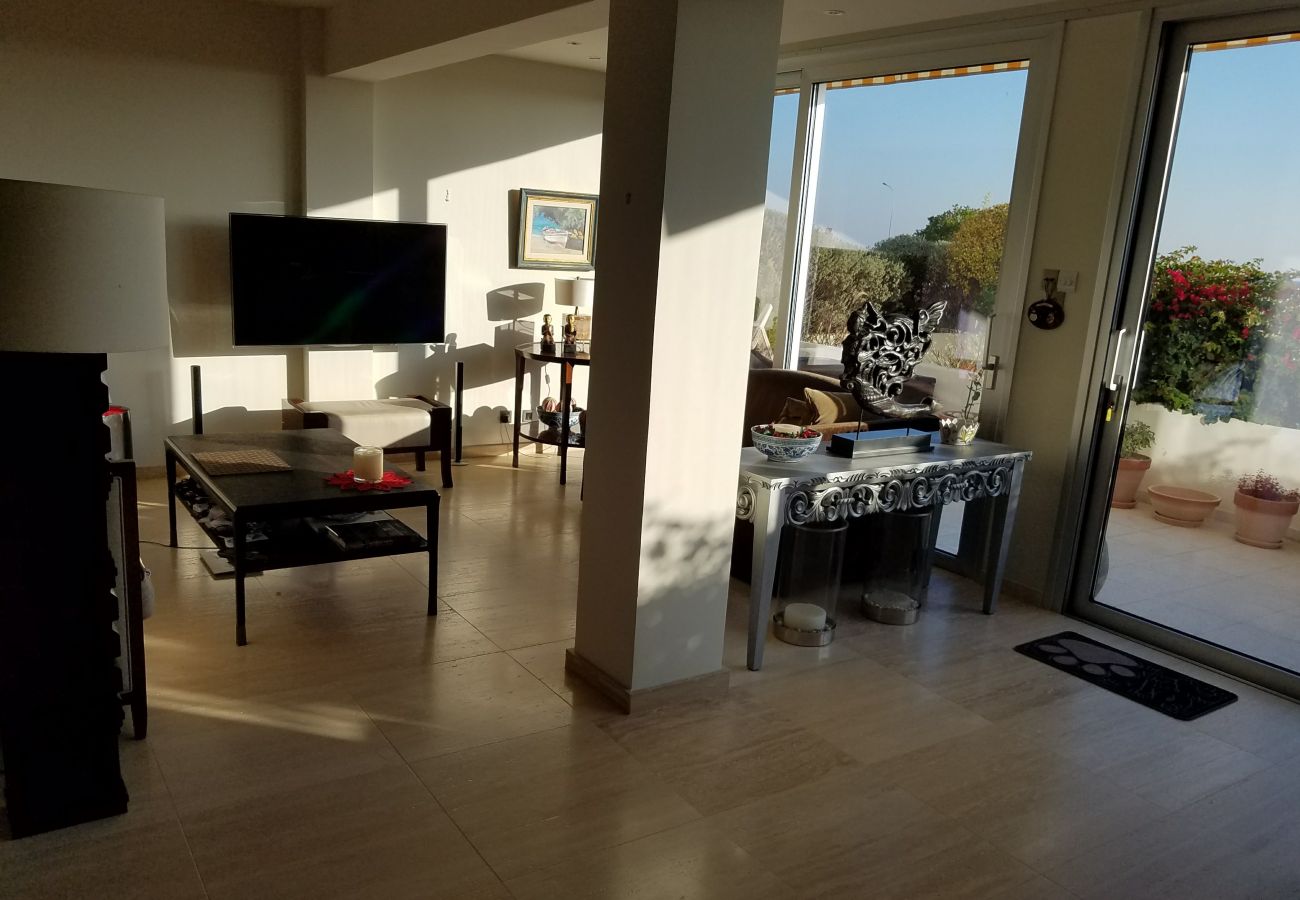 Apartment in Larnaca - Luxury Beachfront Apartment In Mackenzie Larnaca