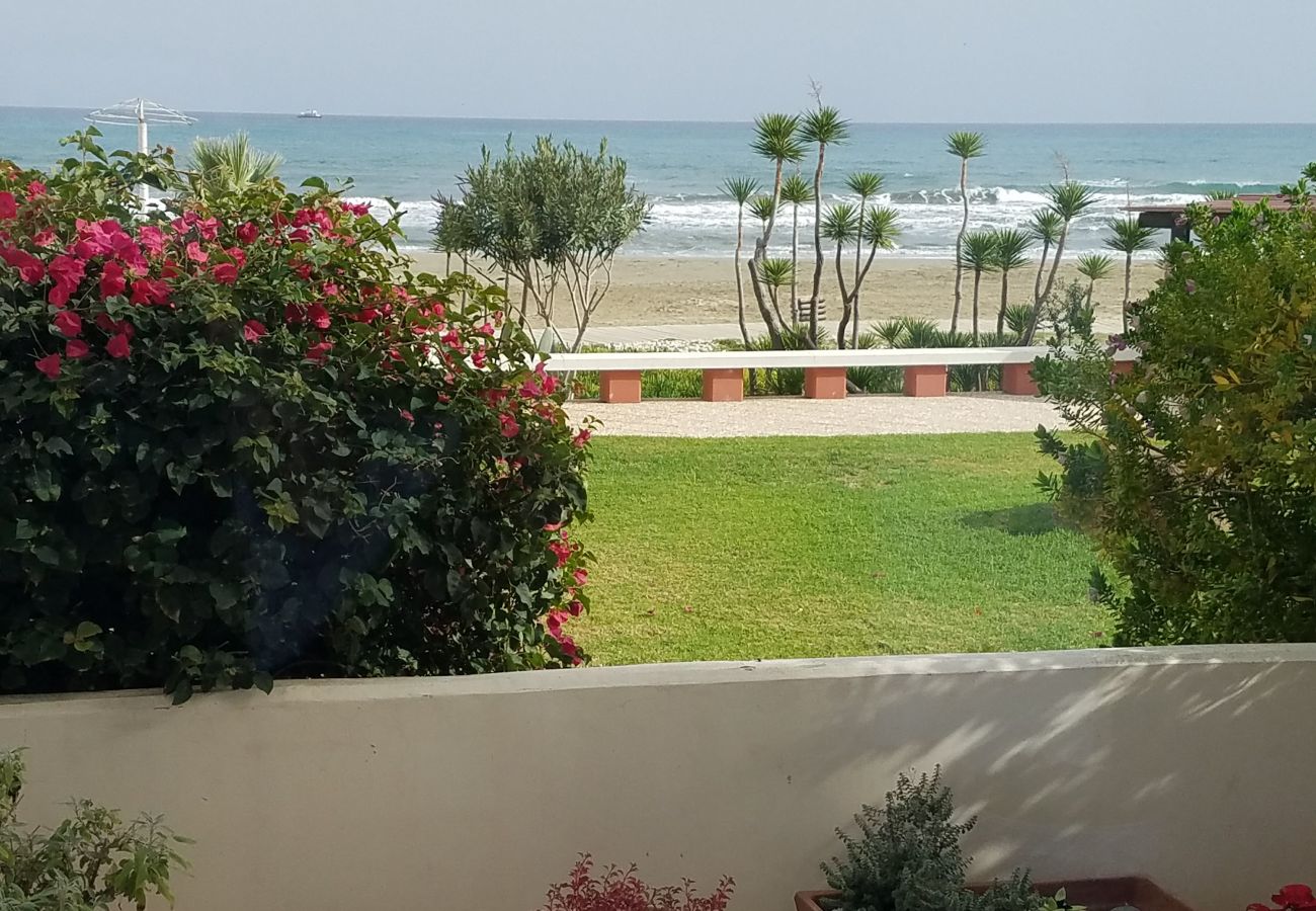 Apartment in Larnaca - Luxury Beachfront Apartment In Mackenzie Larnaca