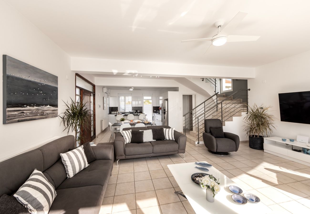Villa in Larnaca - Faros Beachfront Villa Larnaca