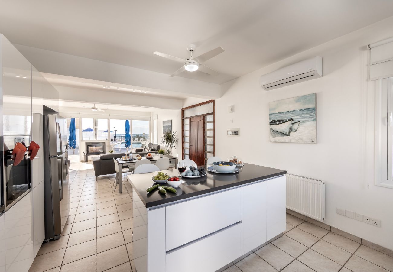 Villa in Larnaca - Faros Beachfront Villa Larnaca