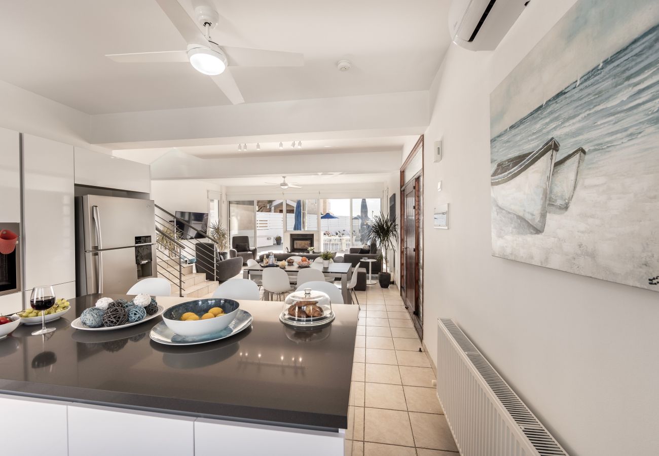 Villa in Larnaca - Faros Beachfront Villa Larnaca