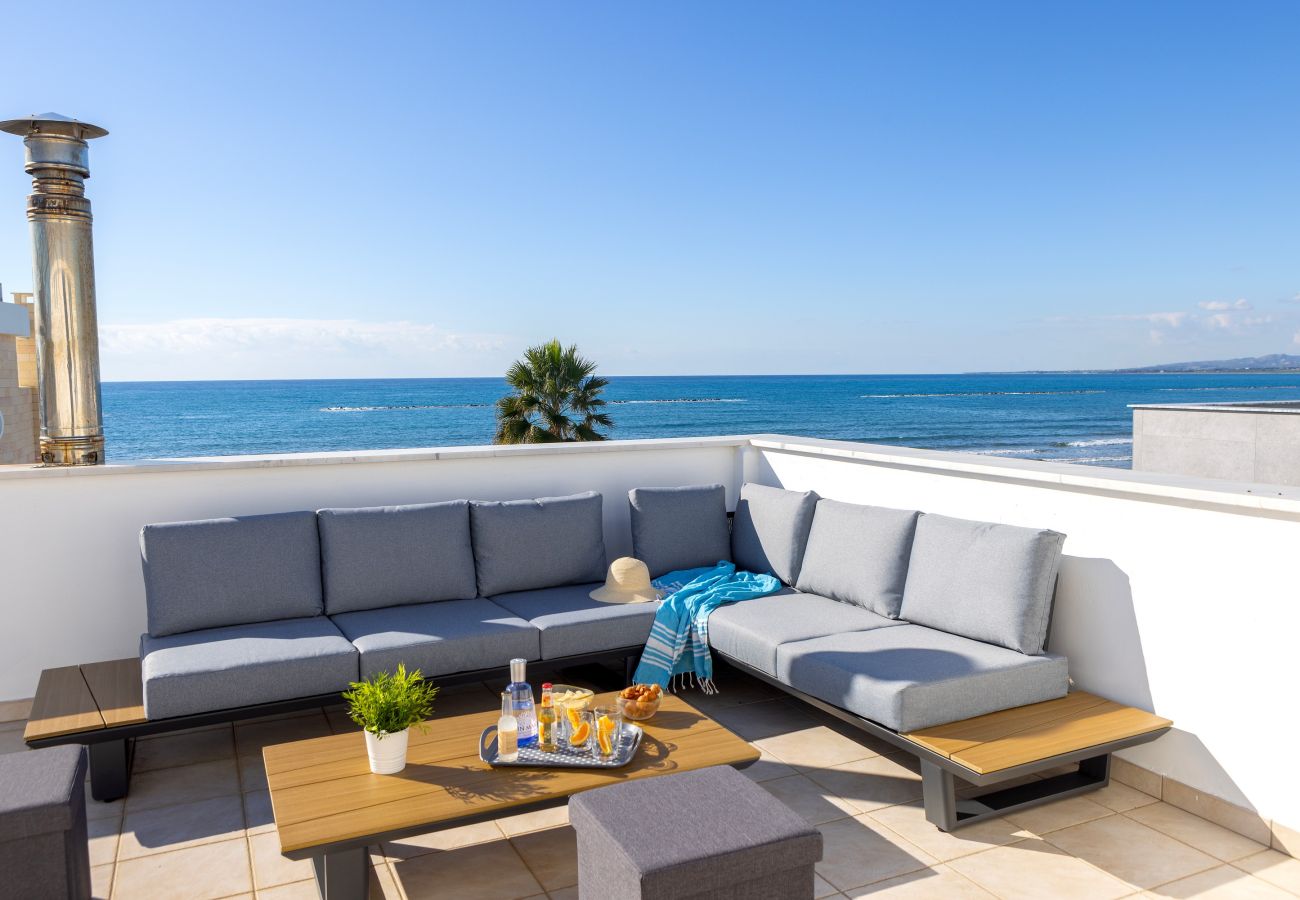 Villa in Larnaca - Faros Beachfront Villa Larnaca
