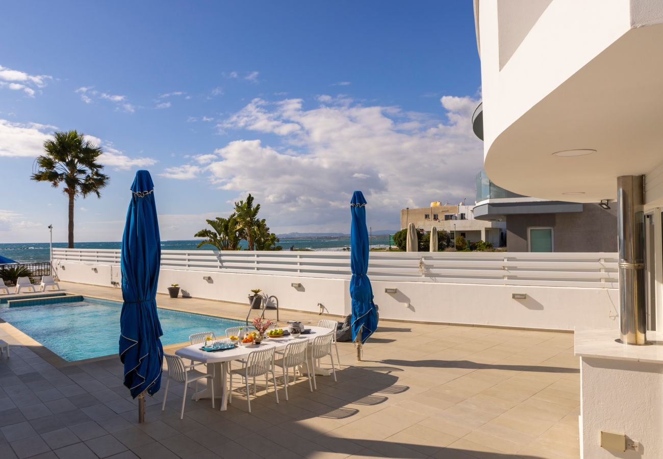 Villa in Larnaca - Faros Beachfront Villa Larnaca