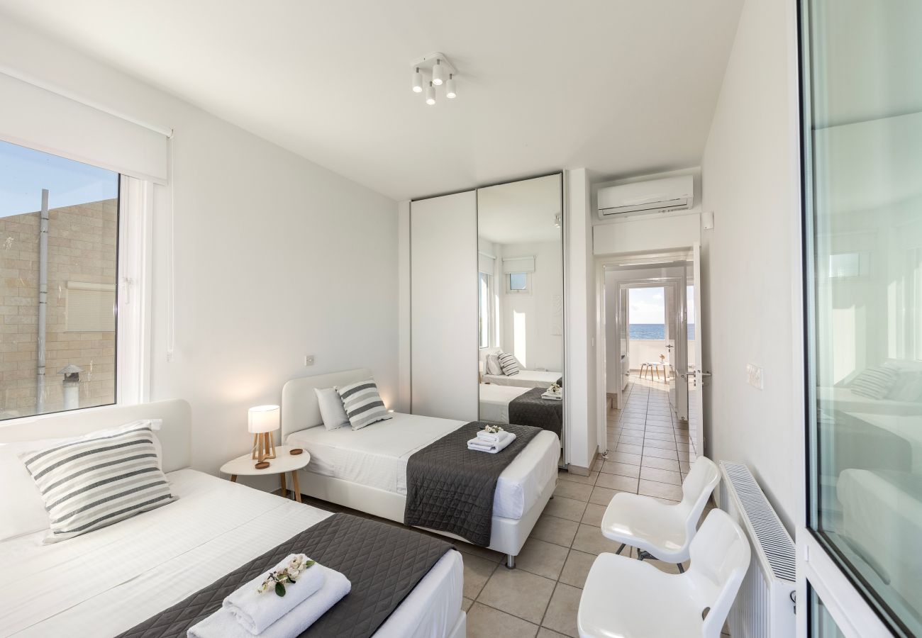 Villa in Larnaca - Faros Beachfront Villa Larnaca