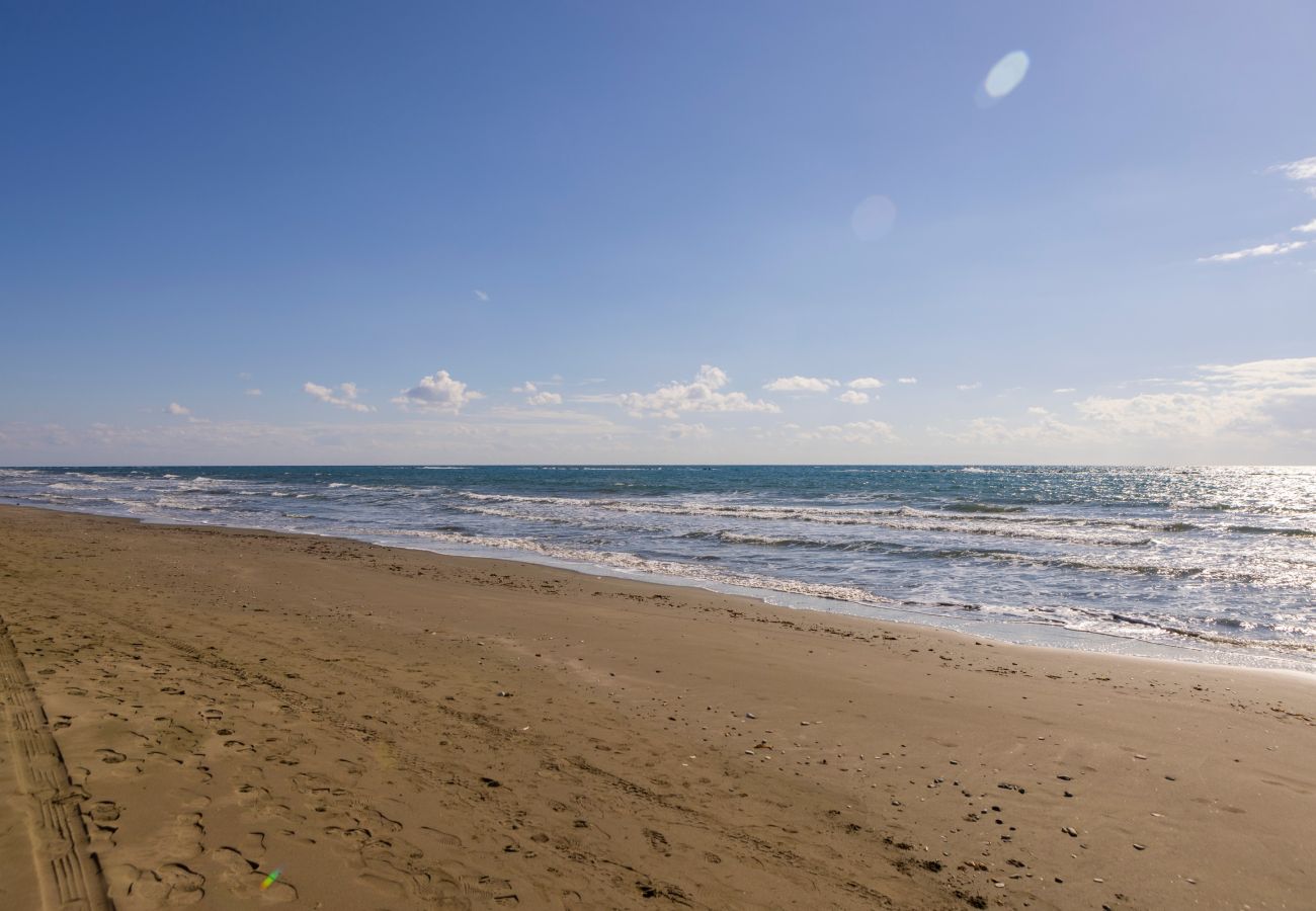 Villa in Larnaca - Faros Beachfront Villa Larnaca
