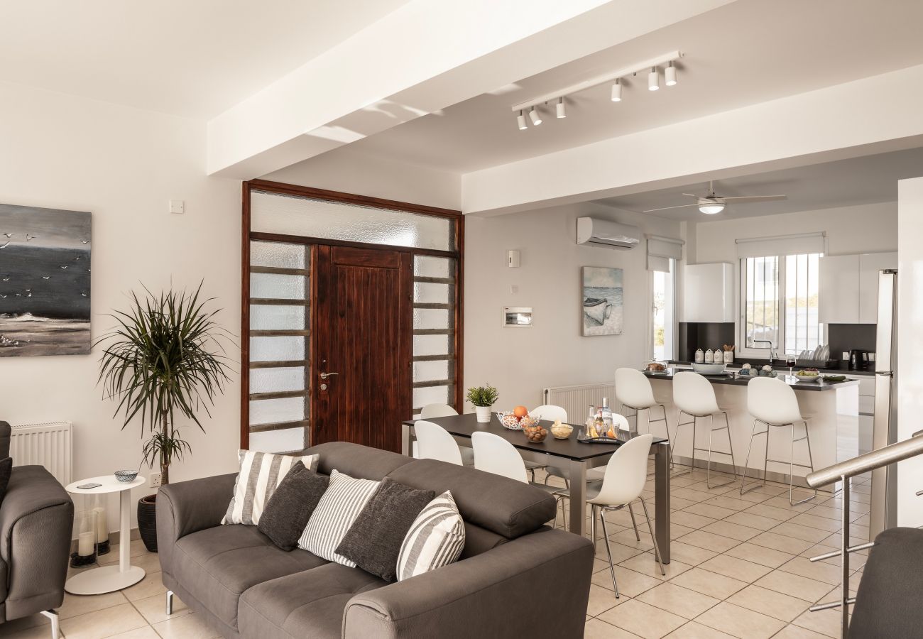 Villa in Larnaca - Faros Beachfront Villa Larnaca
