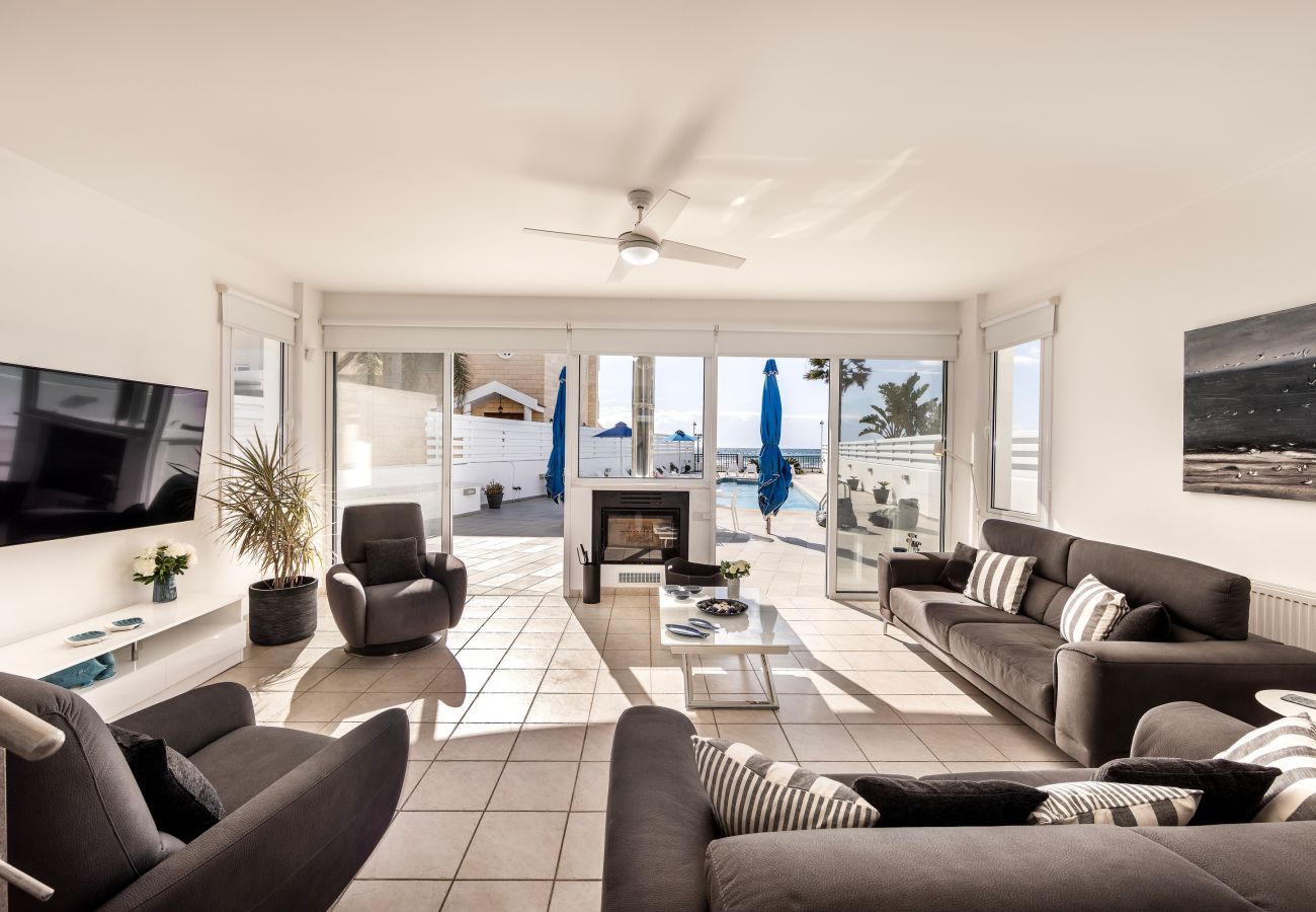 Villa in Larnaca - Faros Beachfront Villa Larnaca