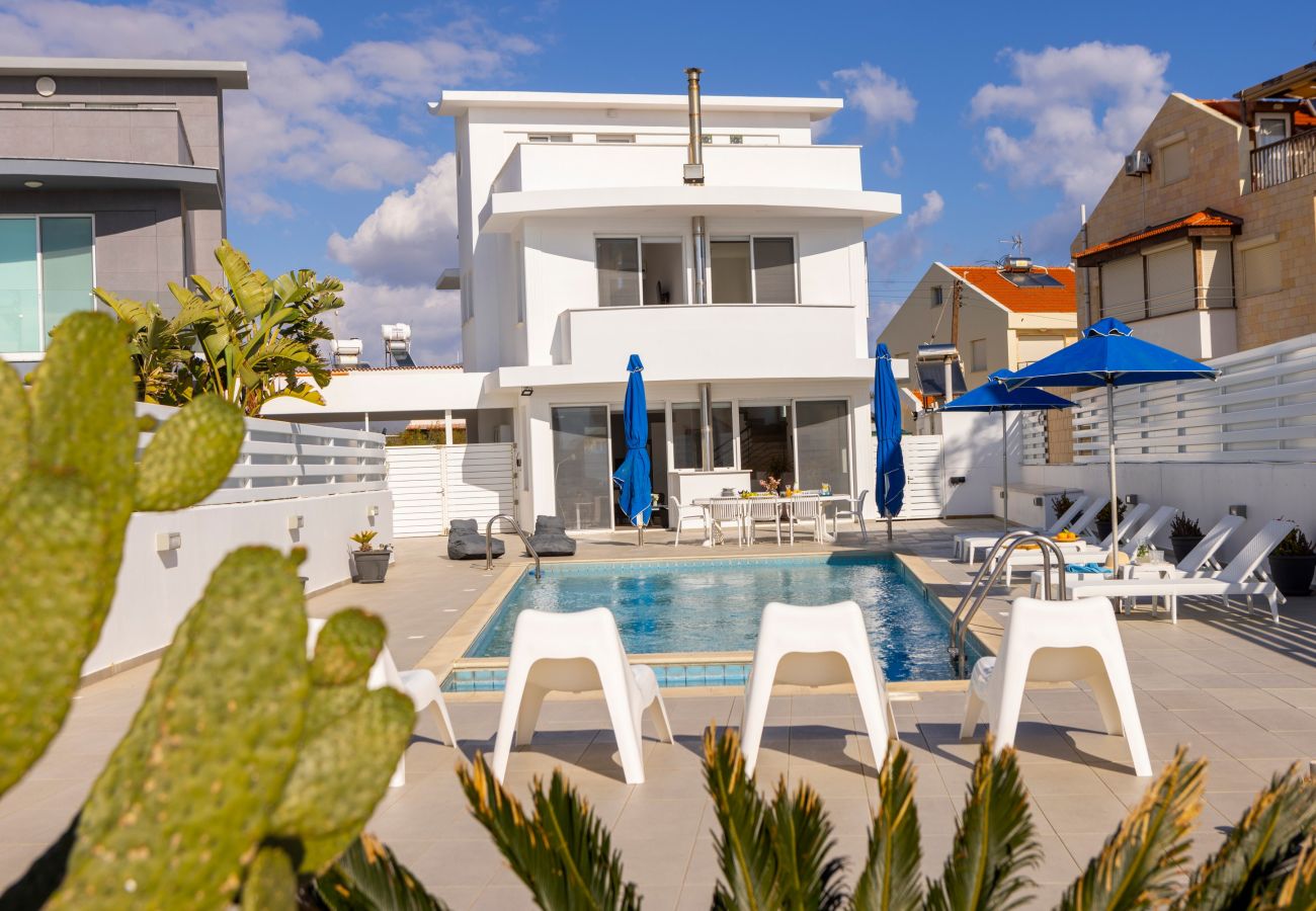 Villa in Larnaca - Faros Beachfront Villa Larnaca