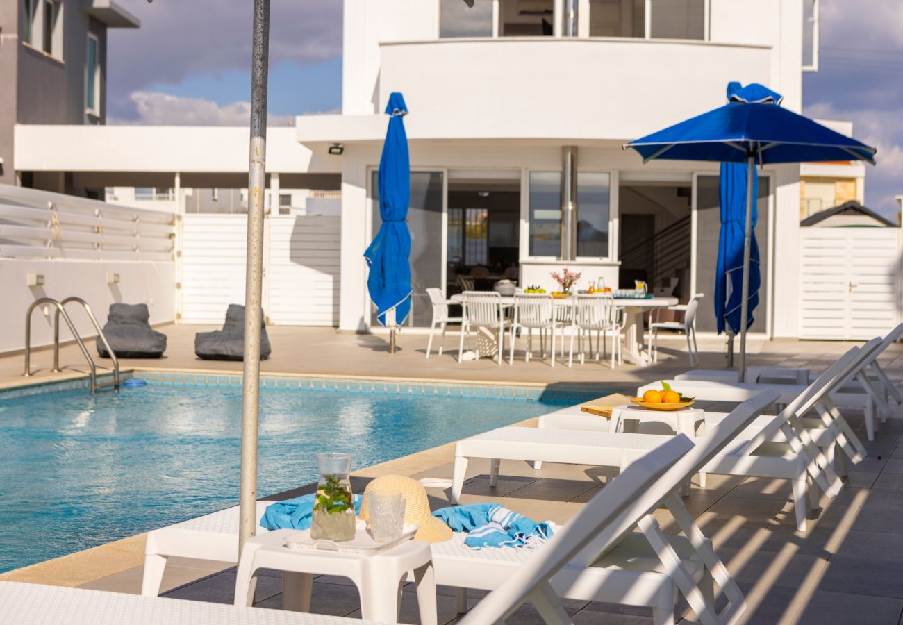 Villa in Larnaca - Faros Beachfront Villa Larnaca