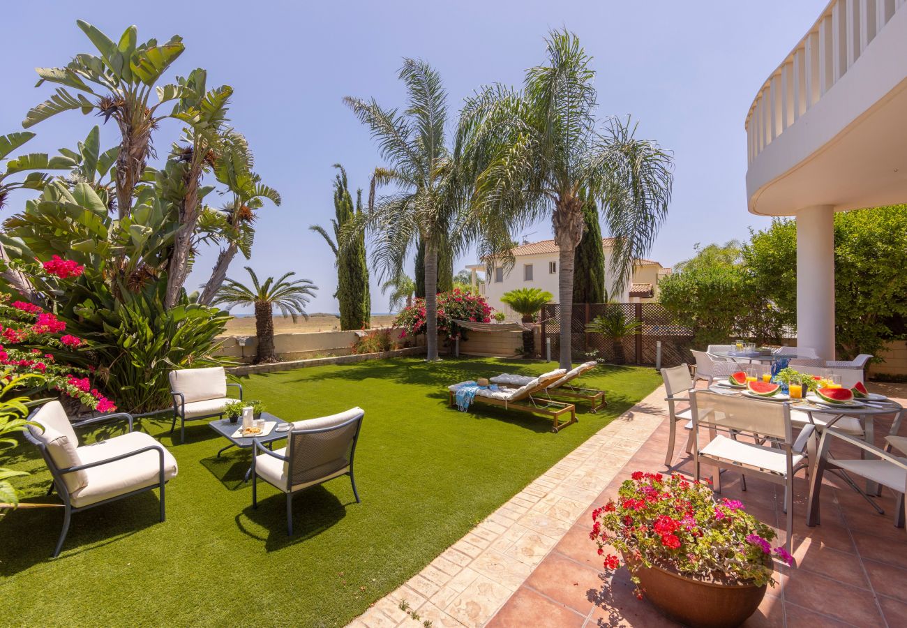 Villa in Meneou - Larnaca Chelidonia Seafront Villa