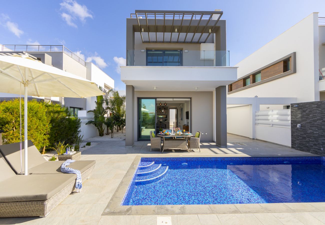 Villa/Dettached house in Protaras - A magnificent 3-Bedroom Villa just steps away from the nearest beach